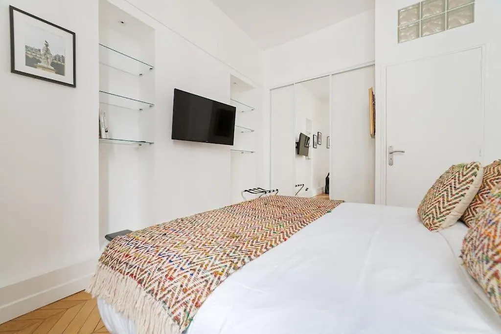 Luxe 1-br Gem Steps From The Louvre & Opera * Париж