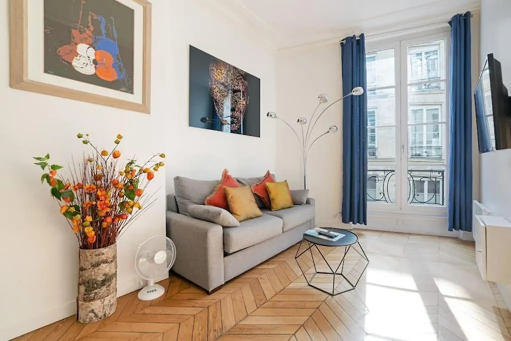 Luxe 1-br Gem Steps From The Louvre & Opera Apartment