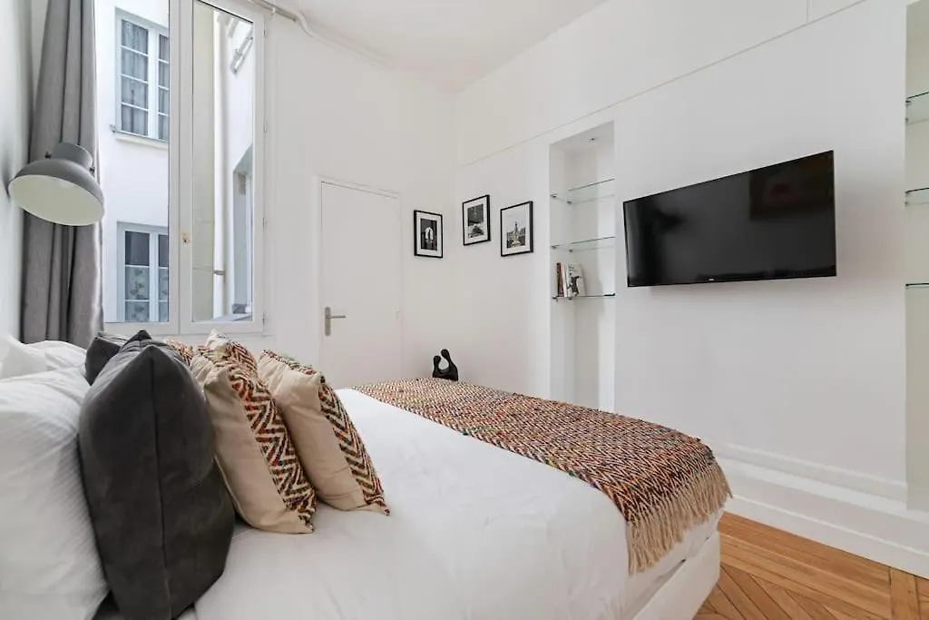 Apartment Luxe 1-br Gem Steps From The Louvre & Opera Paris